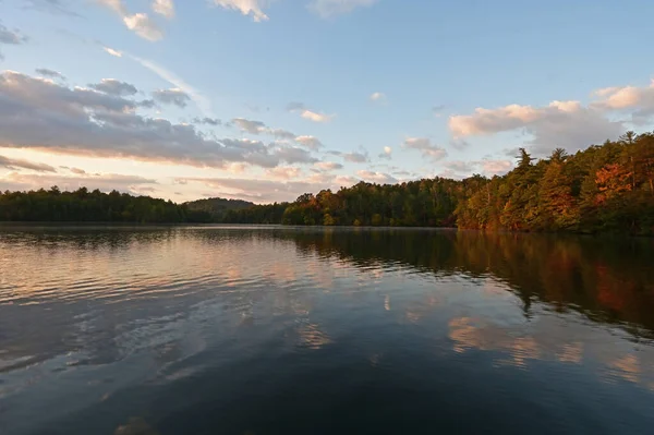Podzimní úvahy o jezeře Santeetlah, Severní Karolína. — Stock fotografie