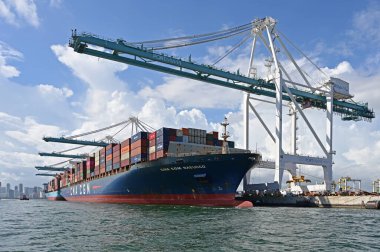 Miami, Florida Limanı 'nda kargo gemileri.