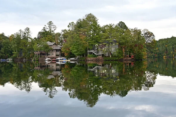 Case sul lago sulla riva del lago Santeetlah, Carolina del Nord. — Foto Stock