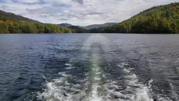 Lacul colorat Santeetlah lakeside în Carolina de Nord în culoarea toamnei 4K . — Videoclip de stoc