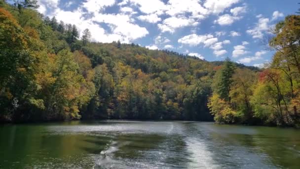 가을 색조를 띤 노스 캐롤라이나 주의 아름다운 산티 툴라 호수 4K. — 비디오