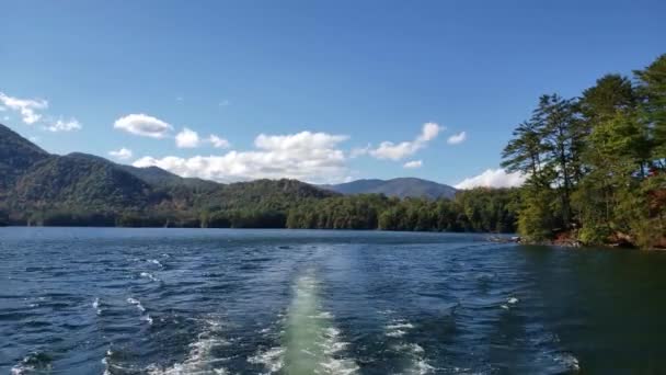 Színes tó Santeetlah tó partján Észak-Karolinában őszi színezés 4K. — Stock videók