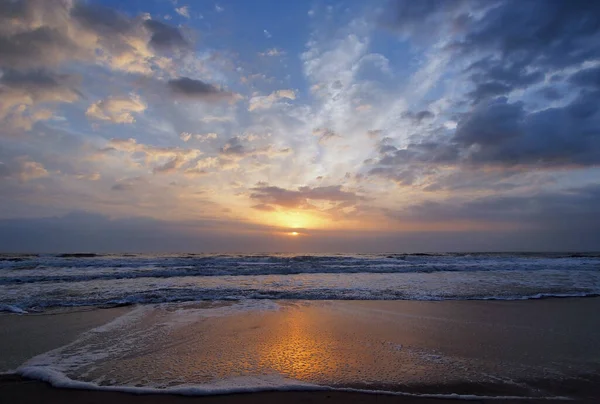 St. Augustine Sahili, Florida 'da okyanusun üzerinde renkli bir gün doğumu..