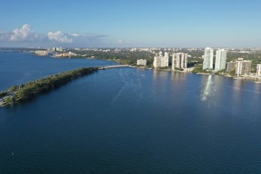 Miami ile Biscayne Köprüsü arasındaki Rickenbacker Köprüsü 'nün hava görüntüsü.