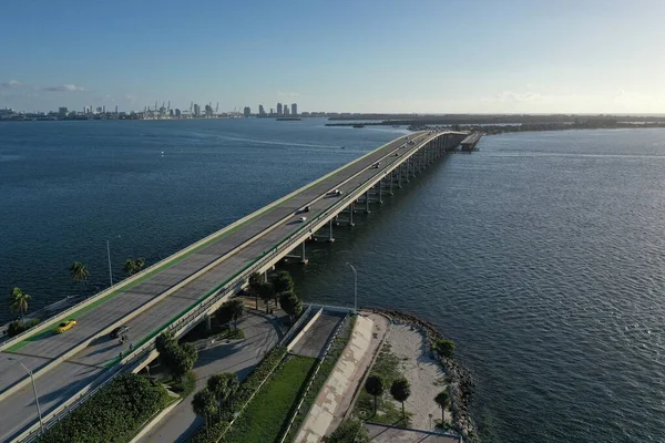 Vista aérea de la Calzada Rickenbacker y puente entre Miami y Key Biscayne. — Foto de Stock
