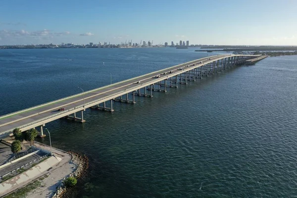 Légi kilátás Rickenbacker Causeway és híd között Miami és Key Biscayne. — Stock Fotó
