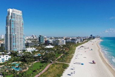 COVID-19 plaj kapanışı sırasında boş Miami Beach, Florida 'nın havadan görüntüsü..
