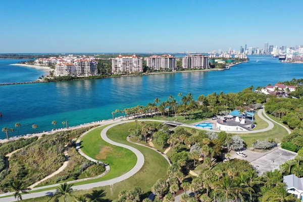 Luchtfoto van South Pointe Park en Fisher Island tijdens de sluiting van het COVID-19 park. — Stockfoto