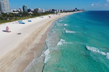 COVID-19 plaj kapanışı sırasında boş Miami Beach, Florida 'nın havadan görüntüsü..