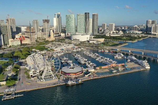 Flygfoto över Bayside Marketplace, Miami Marina och Miami skyline. — Stockfoto