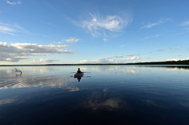 Florida, Everglades Ulusal Parkı 'ndaki Coot Bay' de kano yapan kadın..