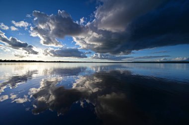 Everglades Ulusal Parkı, Florida 'da Coot Körfezi üzerinde renkli bir gün batımı.