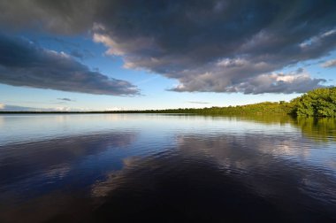 Everglades Ulusal Parkı, Florida 'da Coot Körfezi üzerinde renkli bir gün batımı.