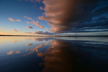 Everglades Ulusal Parkı, Florida 'da Coot Körfezi üzerinde renkli bir gün batımı.