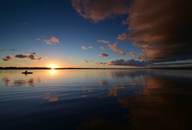 Everglades Ulusal Parkı, Florida 'da Coot Körfezi üzerinde renkli bir gün batımı.