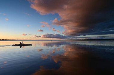 Everglades Ulusal Parkı 'ndaki Coot Bay' de kayakçılar dramatik günbatımı bulutları altında.