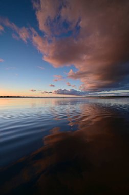 Everglades Ulusal Parkı, Florida 'da Coot Körfezi üzerinde renkli bir gün batımı.