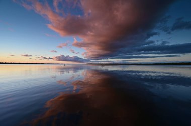 Everglades Ulusal Parkı, Florida 'da Coot Körfezi üzerinde renkli bir gün batımı.
