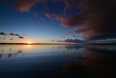 Everglades Ulusal Parkı, Florida 'da Coot Körfezi üzerinde renkli bir gün batımı.