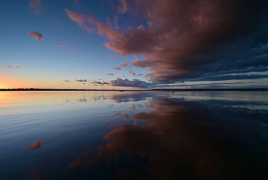 Everglades Ulusal Parkı, Florida 'da Coot Körfezi üzerinde renkli bir gün batımı.