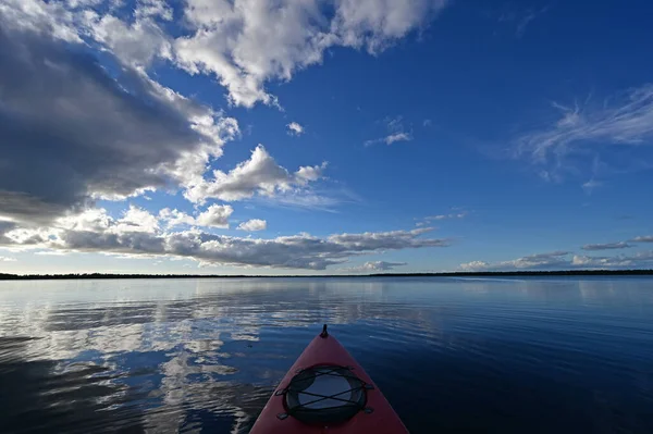 Öğleden sonra Florida Everglades Ulusal Parkı 'ndaki Coot Bay' de kayak yaparken..