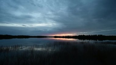 Everglades Ulusal Parkı, Florida 4K üzerinde gün doğumu bulutu zamanı.