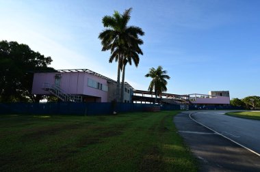 Kasırga hasarı sonrası Flamingo Ziyaretçi Merkezi yenilendi.