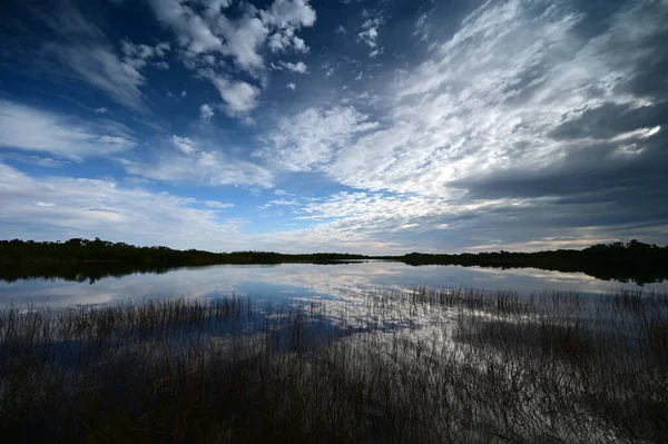 Paysage nuageux au lever du soleil sur l'étang dans le parc national des Everglades, Floride. — Photo