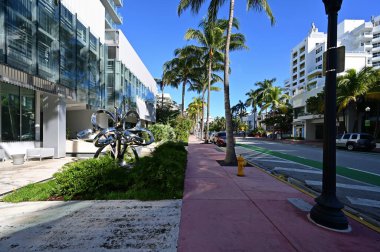 Miami Beach, Florida 'daki Ocean Drive şu anda otomobil trafiğine kapalı..