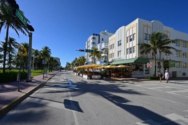 Miami Beach, Florida 'daki Ocean Drive şu anda otomobil trafiğine kapalı..