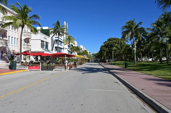 Ocean Drive em Miami Beach, Flórida, atualmente fechado para o tráfego de automóveis. — Fotografia de Stock