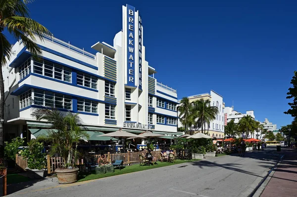 Miami Beach, Florida 'daki Ocean Drive şu anda otomobil trafiğine kapalı..