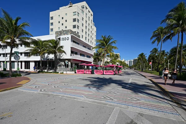 Ocean Drive on Miami Beach, Florida currently closed to automobile traffic. — Stock Photo, Image