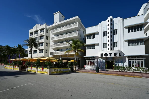 Ocean Drive em Miami Beach, Flórida, atualmente fechado para o tráfego de automóveis. — Fotografia de Stock