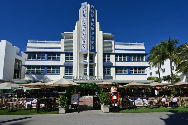 Miami Beach, Florida 'daki Ocean Drive şu anda otomobil trafiğine kapalı..