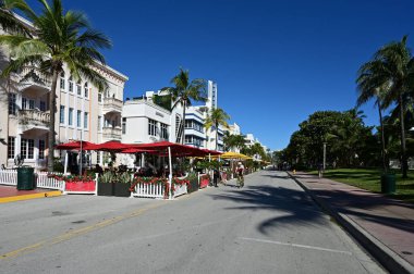 Miami Beach, Florida 'daki Ocean Drive şu anda otomobil trafiğine kapalı..