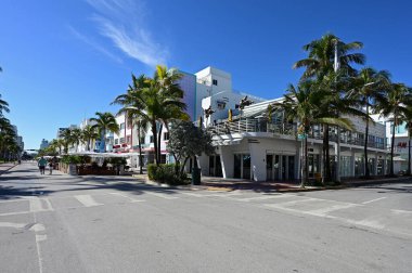 Miami Beach, Florida 'daki Ocean Drive şu anda otomobil trafiğine kapalı..