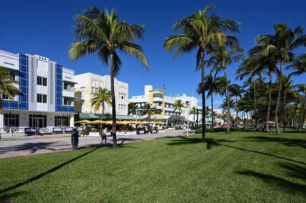 Ocean Drive on Miami Beach, Florida currently closed to automobile traffic. — Stock Photo, Image