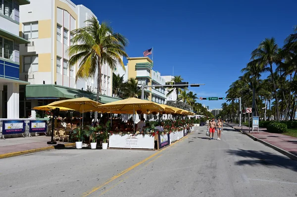 Ocean Drive en Miami Beach, Florida actualmente cerrado al tráfico de automóviles. — Foto de Stock