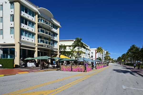 Ocean Drive en Miami Beach, Florida actualmente cerrado al tráfico de automóviles. — Foto de Stock