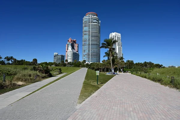 South Pointe Park y torres residenciales en la soleada mañana de invierno en Miami Beach. — Foto de Stock