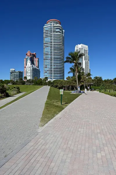 South Pointe Park y torres residenciales en la soleada mañana de invierno en Miami Beach. — Foto de Stock
