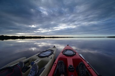 Florida Everglades Ulusal Parkı 'ndaki Coot Bay' de gün batımında iki kano..