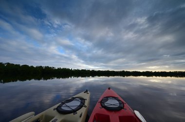 Florida Everglades Ulusal Parkı 'ndaki Coot Bay' de gün batımında iki kano..