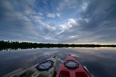 Florida Everglades Ulusal Parkı 'ndaki Coot Bay' de gün batımında iki kano..