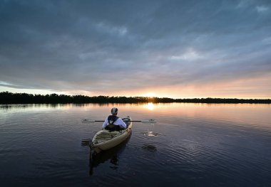 Florida Everglades Ulusal Parkı 'nda günbatımında aktif kıdemli kano..