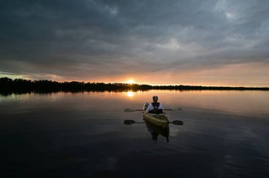 Florida Everglades Ulusal Parkı 'nda günbatımında aktif kıdemli kano..
