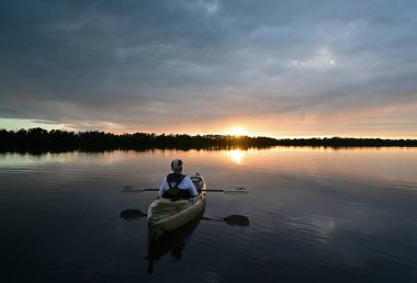 Florida Everglades Ulusal Parkı 'nda günbatımında aktif kıdemli kano..