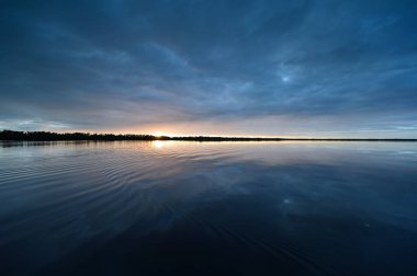 Everglades NP 'deki Coot Körfezi' nin sakin suyuna yansıyan kış bulutları.