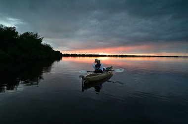 Florida Everglades Ulusal Parkı 'nda günbatımında aktif kıdemli kano..
